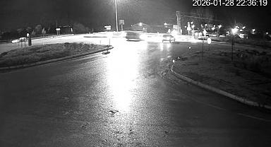 2 aracın çarpışma anı kameraya yansıdı