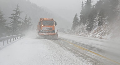 Antalya-Konya kara yolunda kar etkisini artırdı