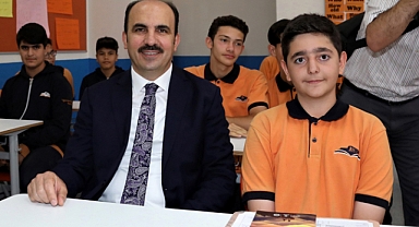 Başkan Altay karne alan öğrencileri tebrik etti