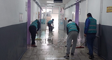 Beyşehir’de yükümlüler ara tatilde okulları temizledi