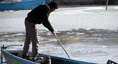 Beyşehir Gölü'nde balıkçıların buzla dansı