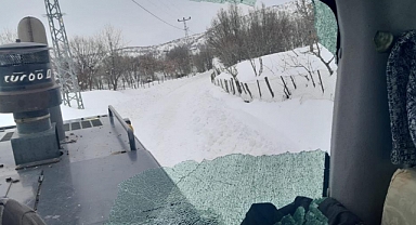 Bingöl’de yol açma çalışması yapan iş makinesine saldırdılar   
