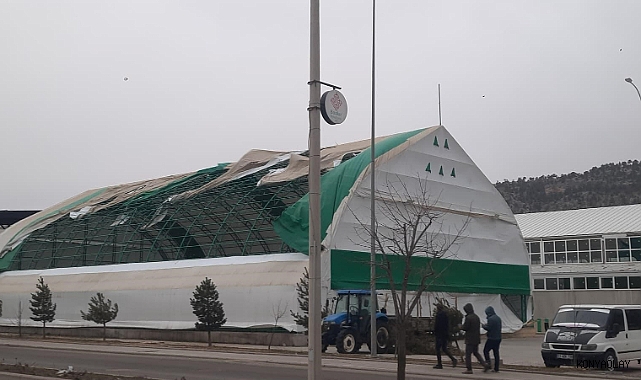 Bozkır'da fırtına çatıları uçurdu, ağaçları devirdi