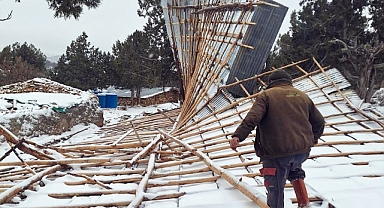 Bozkır'da şiddetli fırtına çatıları uçurdu 