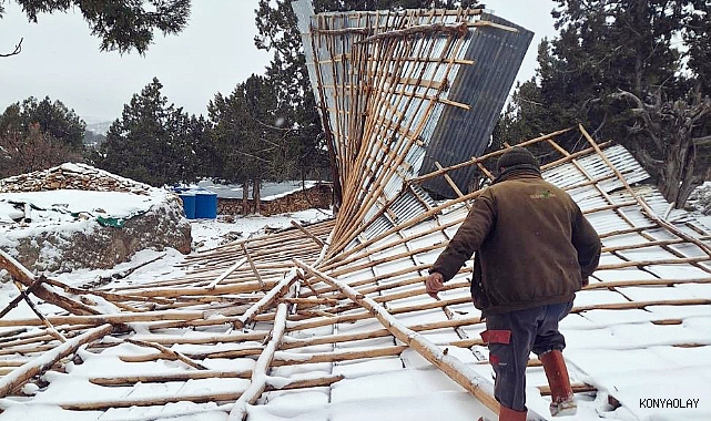 Bozkır'da şiddetli fırtına çatıları uçurdu