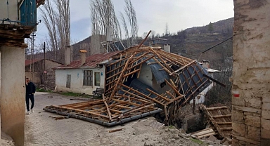 Bozkır'da şiddetli rüzgar çatıyı uçurdu