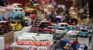 Bu pazarda tezgahtakiler geçmişe götürüyor