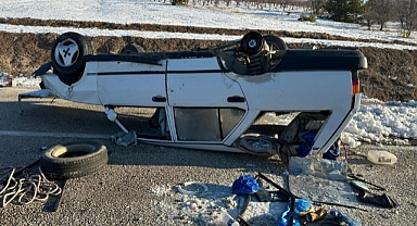 Buzda kayan otomobil takla attı