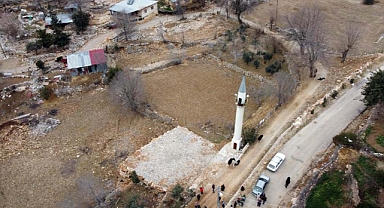 Cemaat, imam, minare var fakat cami yok   