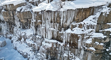 Dağlarda buzdan şelale oluştu   