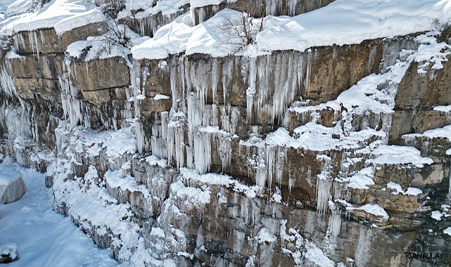 Dağlarda buzdan şelale oluştu
