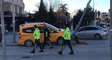 Direksiyon başında kalp krizi geçiren taksi şoförü hayatını kaybetti