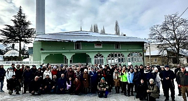 Doğa severler İnlice Okulu'na kitap bağışladı