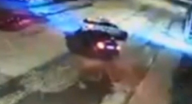 'Dur' ihtarına uymayan sürücü polis aracına çarptı, 2'si polis 3 yaralı