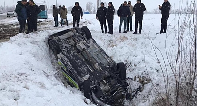 Erzincan’da polis aracı şarampole yuvarlandı: 2 yaralı
