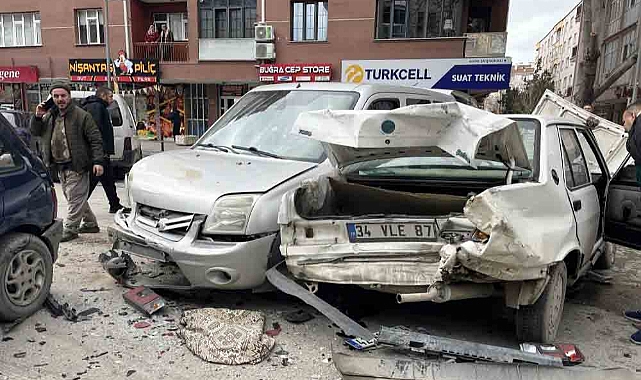 Kamyonet, kırmızı ışıkta bekleyen 7 aracın arasına daldı: 2 yaralı 