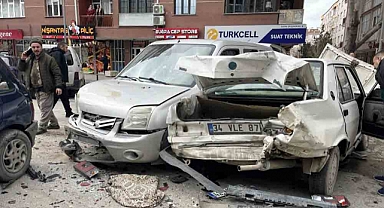 Kamyonet, kırmızı ışıkta bekleyen 7 aracın arasına daldı: 2 yaralı 