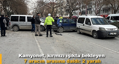 Kamyonet, kırmızı ışıkta bekleyen 7 aracın arasına daldı: 2 yaralı