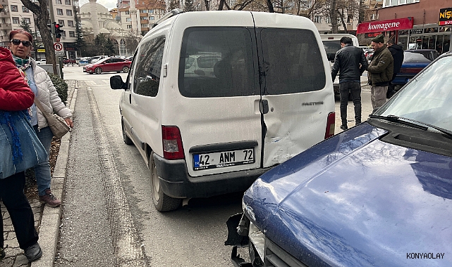 Kamyonet, kırmızı ışıkta bekleyen 7 aracın arasına daldı: 2 yaralı