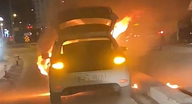 Karapınar'da seyir halindeki otomobil alev aldı