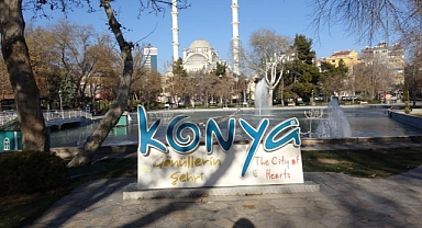 Konya’da soğuktan süs havuzları buz tuttu