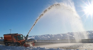 Konya'nın çatısında kar yağışı yüzleri güldürdü 