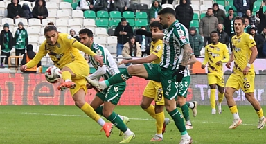 Konyaspor beraberliği son dakika da kurtardı