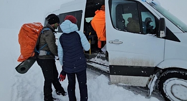 Mahsur kalan dağcılar kurtarıldı   