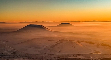 Meke Gölü'nde karlı gün batımı manzarası 
