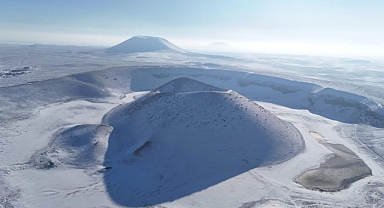 Meke Krater Gölü beyaza büründü 