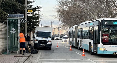 Motosiklet otobüs durağına çarptı: 1 ölü