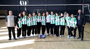 Ortaokullar arası dostluk ve kardeşlik voleybol turnuvası başladı
