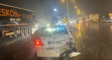 Tır otomobile çarptı: 2 yaralı