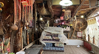 Topladığı eşyalarla bahçesini müzeye çevirdi