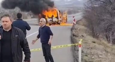 Yolcu minibüsü alev topuna döndü