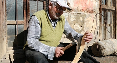 Baba mesleği tahta kaşıkçılık yapımını sürdürüyor