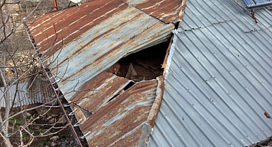 Dağdan kopan kaya parçası evin damına düştü