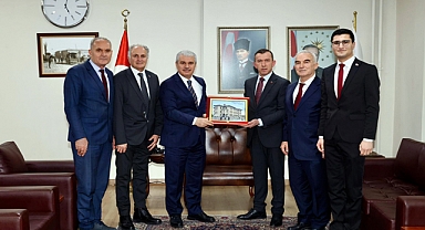 Efsane okulun dernek yöneticileri Vali Akın'ı ziyaret etti