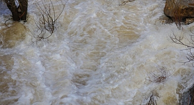 Eriyen kar suları Göksu Nehri'ni coşturdu