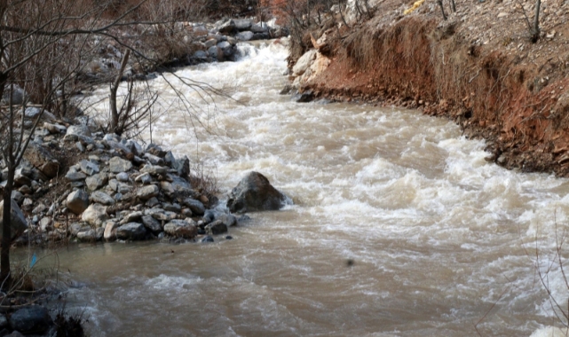 Eriyen kar suları Göksu Nehri'ni coşturdu