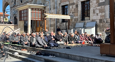 Konya’da Ramazan ayının ilk Cuma namazında camiler doldu taştı