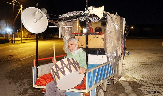 Ramazan davulcusundan hem geleneksel hem teknolojik yöntem