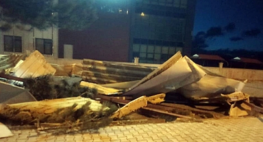 Şiddetli rüzgar çatıları uçurdu  