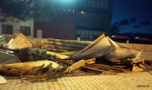 Şiddetli rüzgar çatıları uçurdu