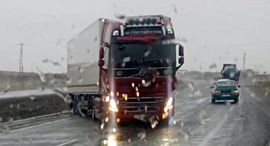 Şiddetli rüzgar ve sağanak sürücülere zor anlar yaşattı 