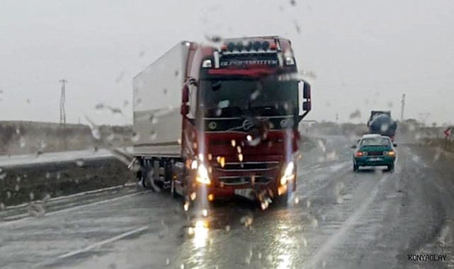 Şiddetli rüzgar ve sağanak sürücülere zor anlar yaşattı 