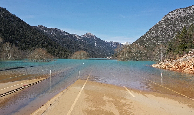 Antalya-Konya karayolunda son durum görüntülendi! Sular altında kalan yol görenlerin ağzını açık bıraktı