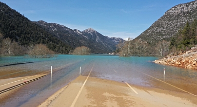 Antalya-Konya karayolunda son durum görüntülendi! Sular altında kalan yol görenlerin ağzını açık bıraktı
