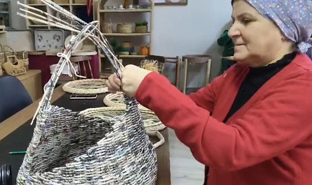 Atık kağıtlar hünerli ellerde sanata dönüşüyor