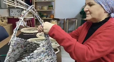 Atık kağıtlar hünerli ellerde sanata dönüşüyor